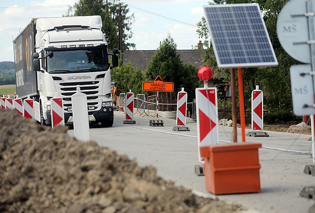 Cestáři pracují na přeměně nebezpečného úseku, silnice se stěhuje do zářezu