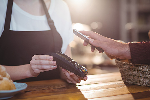 Jak platit v zahraničí a ušetřit. Vyhněte se trikům bankomatů a terminálů