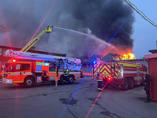 V Ostravě hoří hala s odpadem, hasiči nasadili výškovou techniku