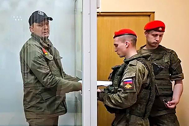 Elitní ruští vojáci po sobě stříleli, aby získali peníze a ocenění. Čeká je soud