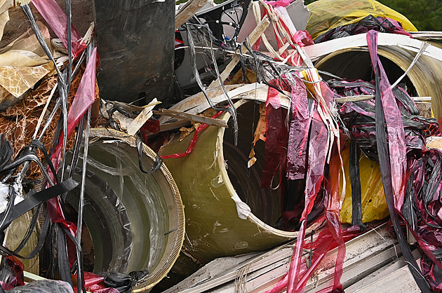 Jednatel firmy z Německa skončil ve vazbě. Do Česka nelegálně vyvezla stovky tun odpadu