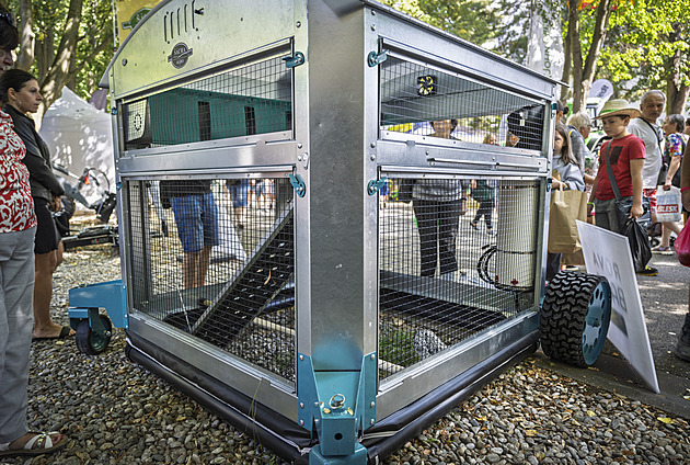 Supermoderní kurník se sám stará o slepice, nakrmí je a uklidí vajíčka