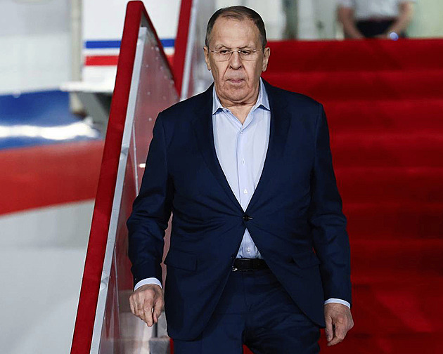 Schůzka Putina se Zelenským se nechystá, hlásí Lavrov. Kyjev volá po sankcích