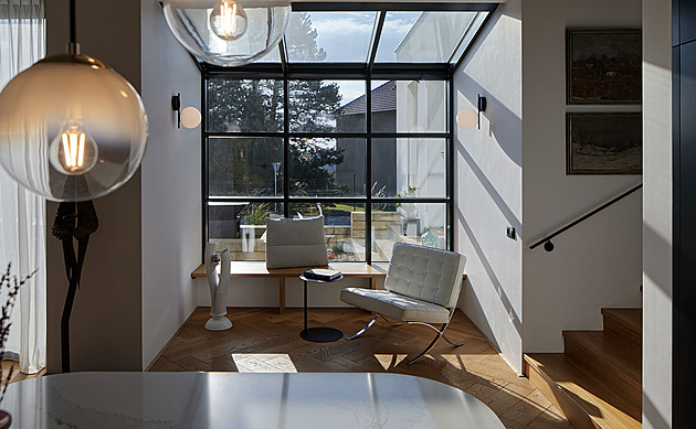 Srdce domu tvoří kuchyň, děti tady mají i kruhový objezd pro odrážedla