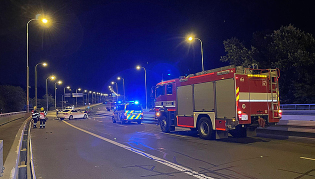 Náraz ho vymrštil z motorky, poté ho přejelo několik aut. D10 byla uzavřena