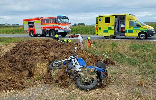 Motorkářka skončila po střetu s autem v hromadě hnoje, je těžce zraněná
