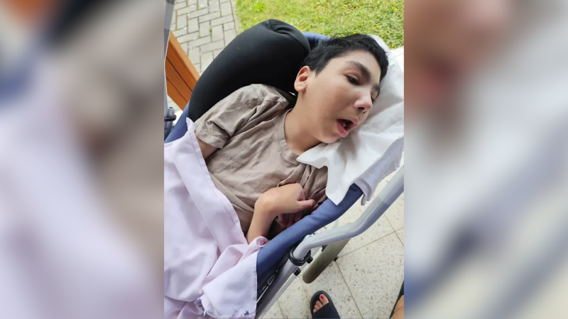 Těžce postižený Reno čelí omezením i nevyhovujícímu „domovu“. Rodina mu touží zajistit svobodu