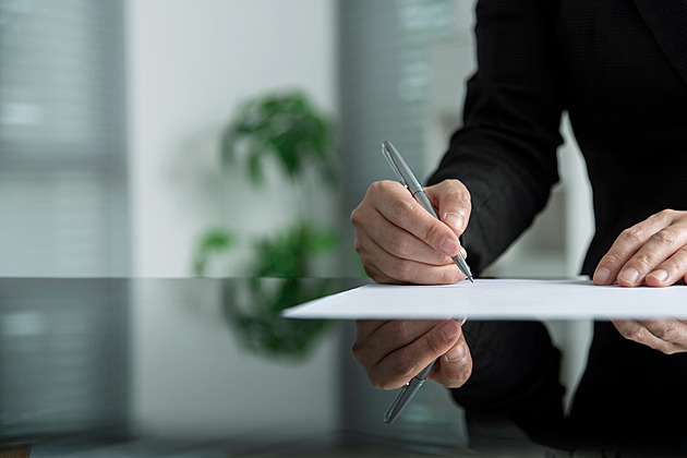 Polovina absolventů podepisuje pracovní smlouvu bez čtení, pak se nestačí divit