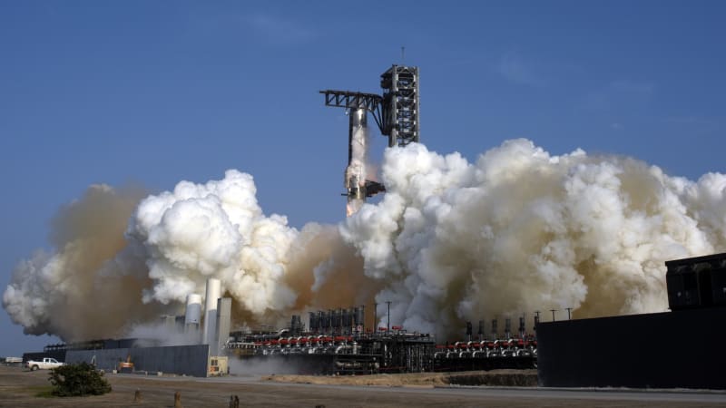 Další fiasko Muskovy kosmické mise: Největší raketa světa musela odložit let