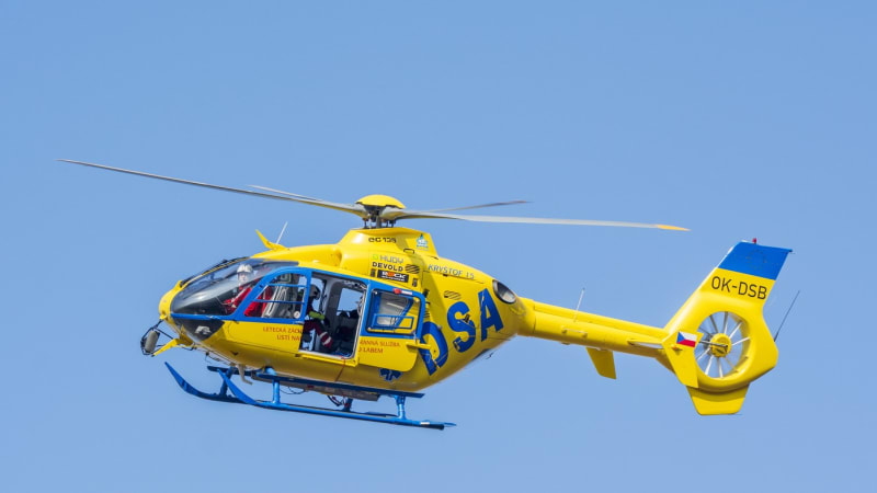 Motorkář se na Děčínsku čelně střetl s autobusem: Vážně zraněného ho odvezl vrtulník