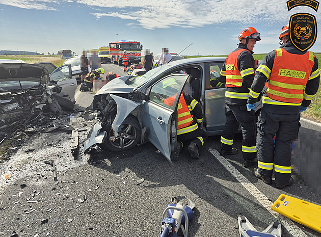 Vážná nehoda na Kroměřížsku. Zemřela spolujezdkyně, další tři lidé jsou v nemocnici