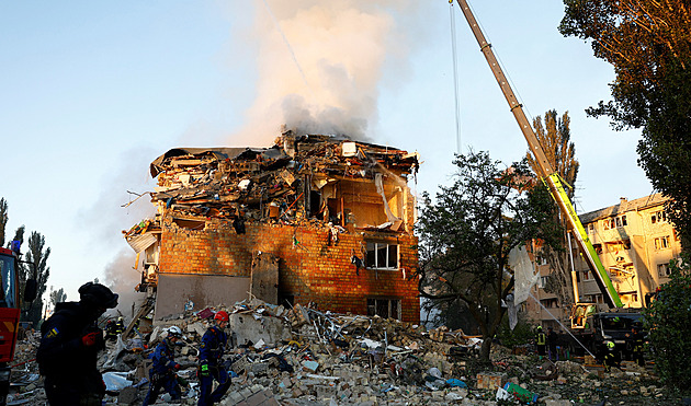 Ukrajinci hlásí systematický vzdušný útok Ruska na Kyjev. Tři lidé zemřeli