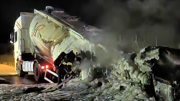 Na dálnici u Jaroměře vzplála cisterna převážející saze. Žár ji roztavil na kaši