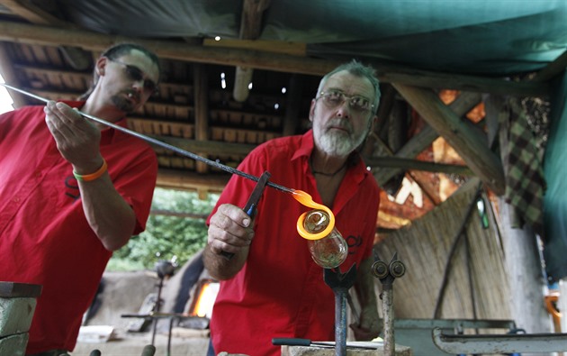 V replice středověké pece zkusí historici tavit železo, zájemci pomohou dmýchat