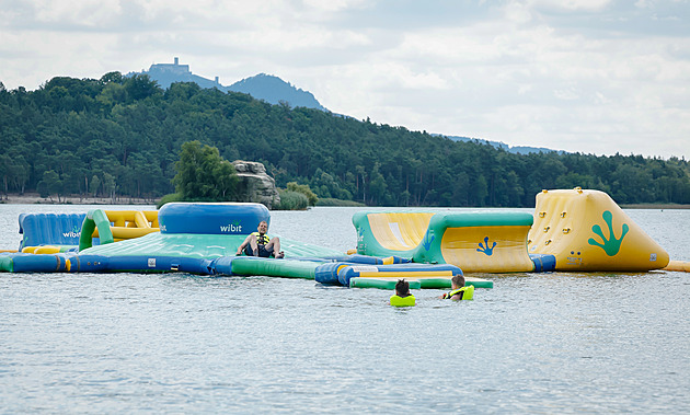 Zákaz koupání v Máchově jezeře. Rekordně teplá voda obsahuje příliš mnoho sinic