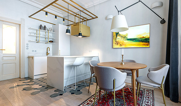 Do bytu na Smíchově skoro nepřijde slunce, designérka ho nahradila zlatem