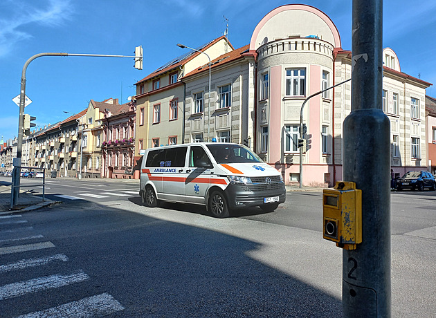 Semafor u křižovatky utichl, aby mohli lidé spát. Ale nevidomí se teď bojí přejít