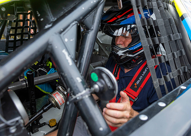 Pavel řídil NASCAR jako první prezident na světě. Nezastrašil ho profík ani déšť