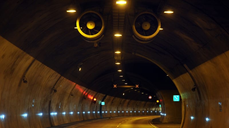 Hromadná nehoda v tunelu u Petrovic: Dálnice z Německa je na několik hodin uzavřena