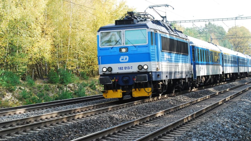 V Lipníku nad Bečvou vlak srazil člověka. Provoz mezi Bohumínem a Přerovem stál hodinu a půl