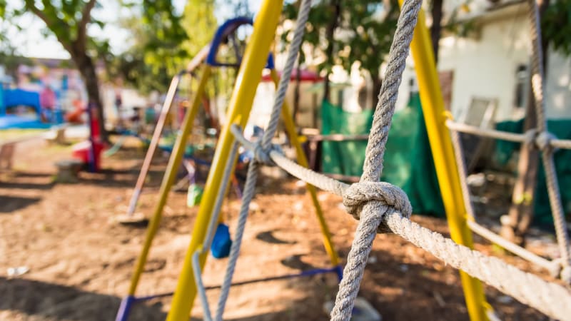 Dvanáctileté dítě v Anglii zemřelo po pádu z prolézačky. Záchranáři byli bezmocní