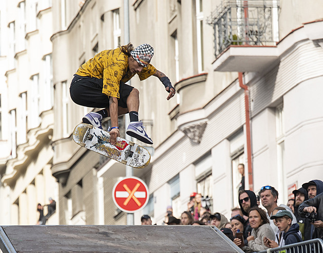 VIDEO: Tak rychlé, že se s tím jezdci prali. Skateboardisté svištěli Prahou
