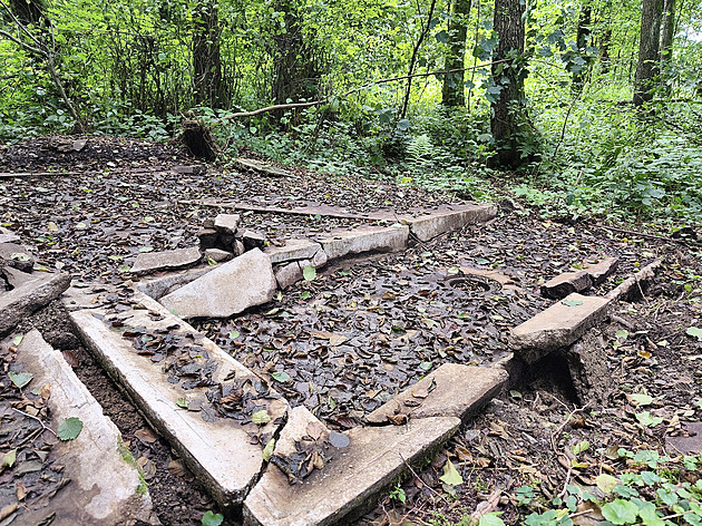 Jezírko i záchody. Nadšenci odhalují pozůstatky dělnického tábora Hitlerovy dálnice