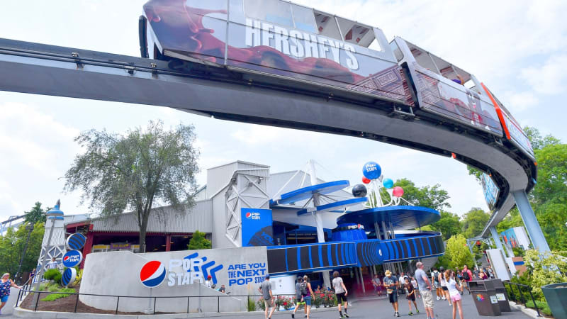 Drama v americkém zábavním parku: Dítěti hrozil pád z mostu, záběry ukazují hrdinství svědků