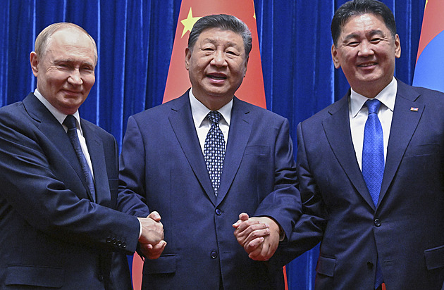 Putin se v Pekingu sešel s „drahým přítelem“ Siem. Přizvali i hlavu Mongolska