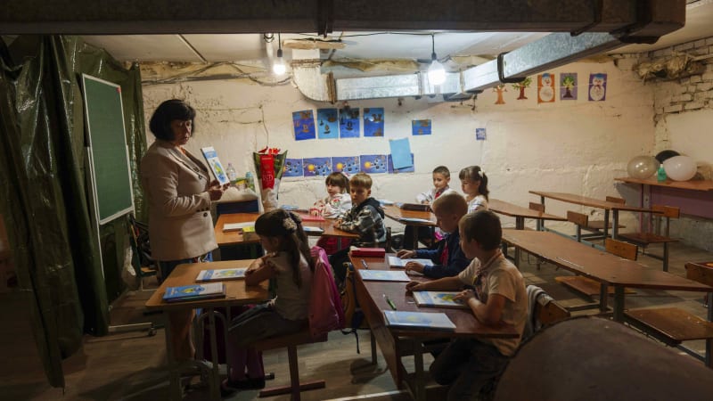 Ukrajinské děti zahájily nový školní rok v podzemních kobkách