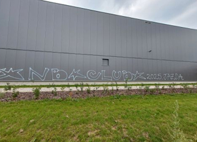 Posprejoval šedesát metrů stěny obchodu, škoda 200 tisíc. Policie hledá vandala i svědky