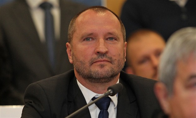 Machinace se zakázkami. Policie stíhá osm lidí a tři firmy, i krajského exnáměstka