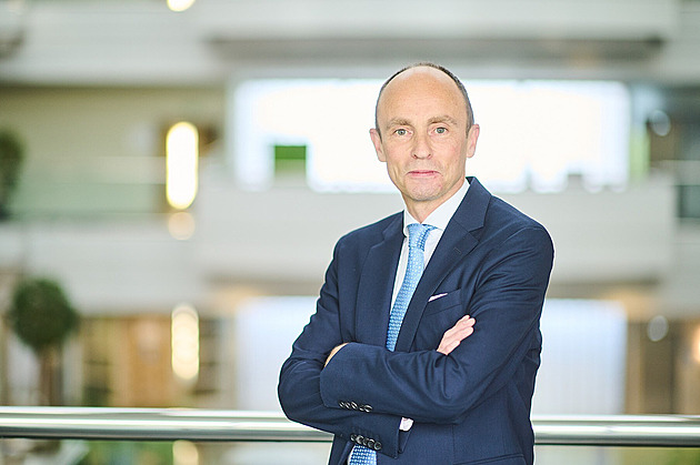 Sto procent elektroaut v roce 2035? V žádném případě, říká manažer Toyoty