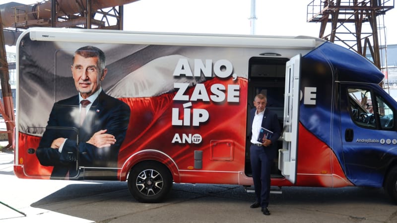 Po nás potopa? Fiala kritizuje ANO za referendum, Jakob píše o rozhazování peněz z vrtulníku