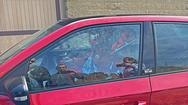 „Fantom“ ve formuli se proháněl po D4. Řidiče policisté dohnali doma, syn ho brání