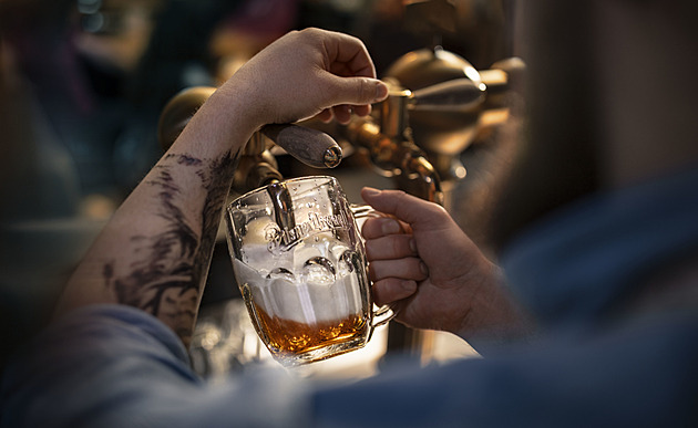 Čekali haléře, přišlo zdražení o koruny. Ceníky pivovaru hospodské zaskočily