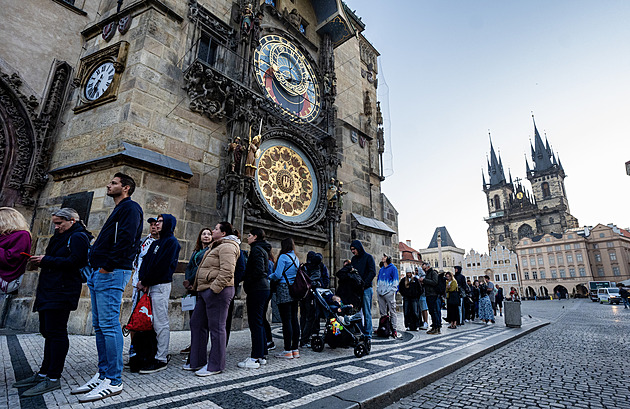 Noční chlad i kriminální zápletka s policií. Jak lidé na Staromáku čekali na Browna
