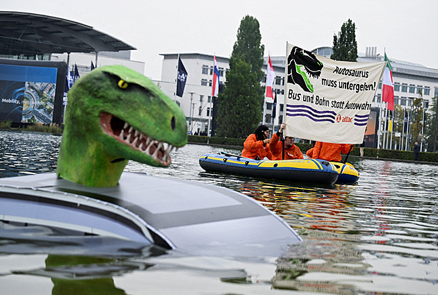 V Mnichově straší Autosaurus. Aktivisté protestovali před zahájením autosalonu