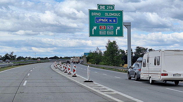 Středový pás za 217 milionů. D1 na Přerovsku dostane nová svodidla i přejezd