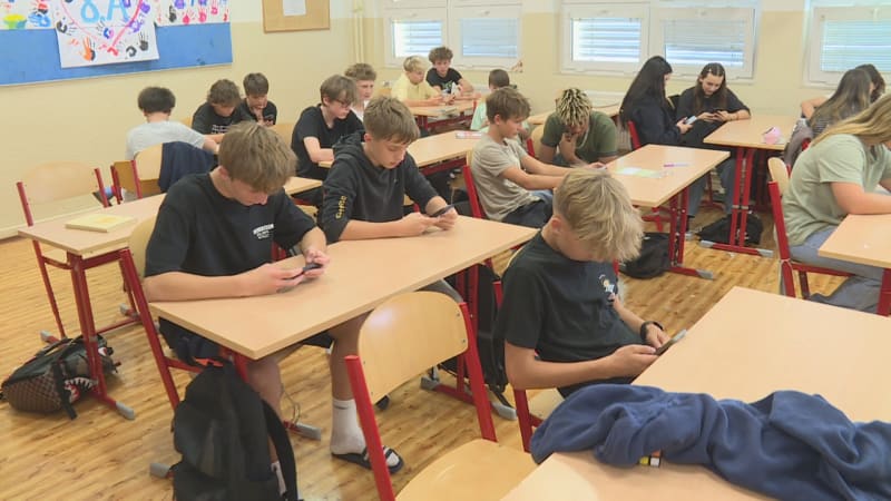 Zakázat mobily ve školách? Politici se neshodnou. Odborníci popsali, jak by to dětem prospělo