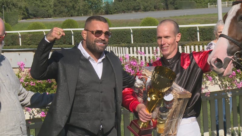 Pořídím si slona, pak hned koně. Vémola si je vyrazil prohlédnout na dostihy, Lelu nechal doma