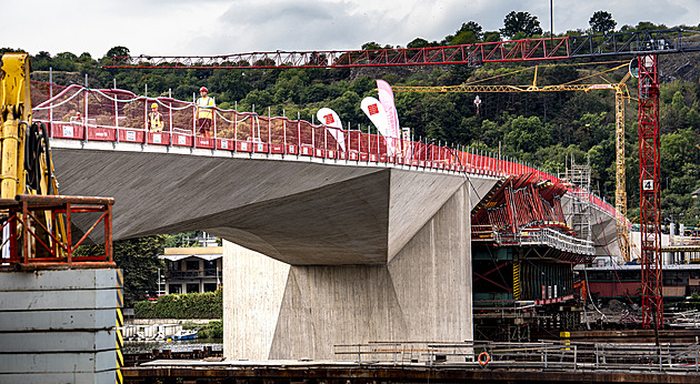 Dvorecký most už lze přejít suchou nohou. Dokončený bude až v březnu
