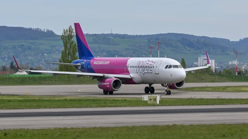 Drama na letišti v Praze: Velké dopravní letadlo se dotklo ocasem dráhy