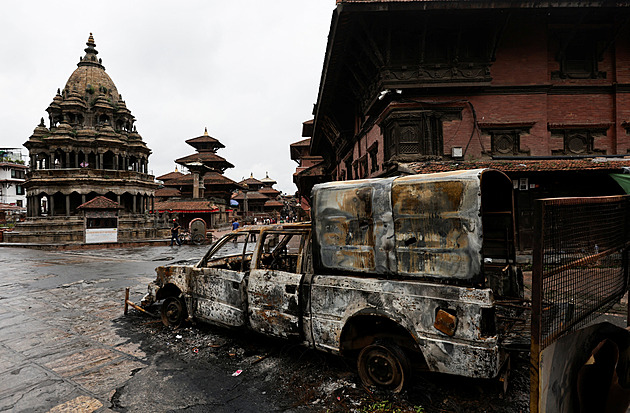 Masové protesty v Nepálu mají už 51 obětí. Z věznic uprchly tisíce vězňů