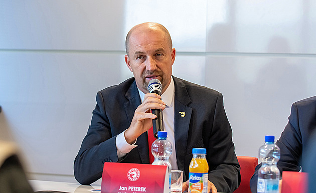 Po letech bez nálepky mistra. Jak se mění Třinec? Ředitel Peterek o nákupech i vizích