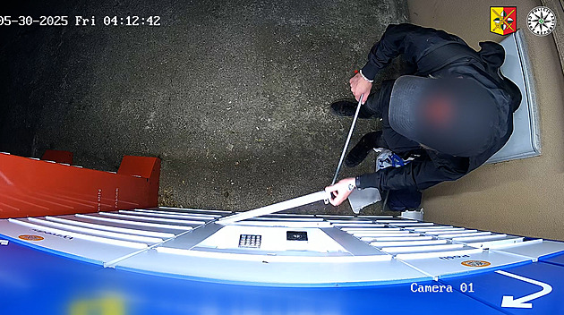 Zloděj vykrádal výdejní boxy, uklidňoval se při tom skládáním Rubikovy kostky