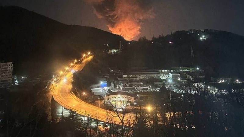 Ropné srdce Ruska v plamenech: Drony zasáhly obří rafinerii, v zemi hromadně vykolejily vagony