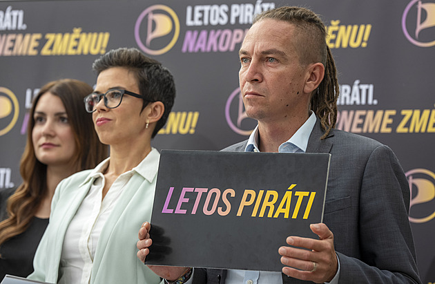 Volby do Poslanecké sněmovny 2025 ONLINE: Piráti v průzkumu dohnali STAN