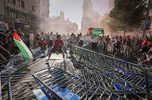 Dozvuky Vuelty. Sánchez ocenil mobilizaci občanů. Podněcujete násilí, viní ho opozice