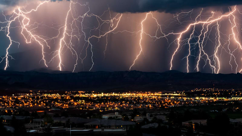 AKTUÁLNĚ: Na Česko se ženou silné bouřky. Kde čekat vichr, lijáky a kroupy?